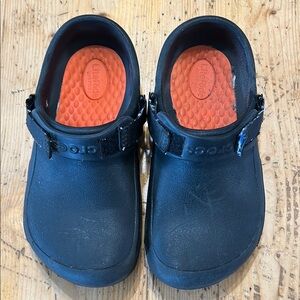 CROCS Black Shoes with Adjustable Strap Men 6 Women 8